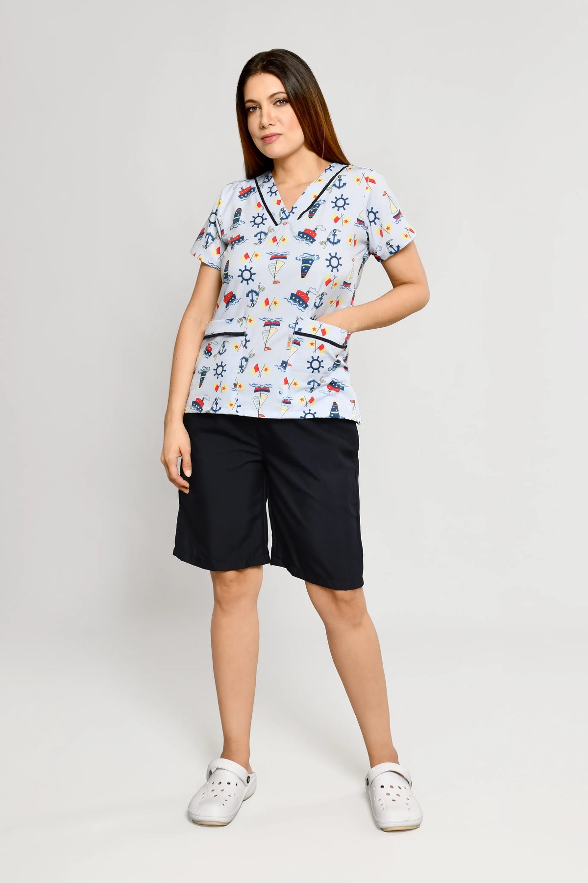 Uniforme de Niñera Stretch Estampado Barquitos Conjunto con Bermuda - Vista 1