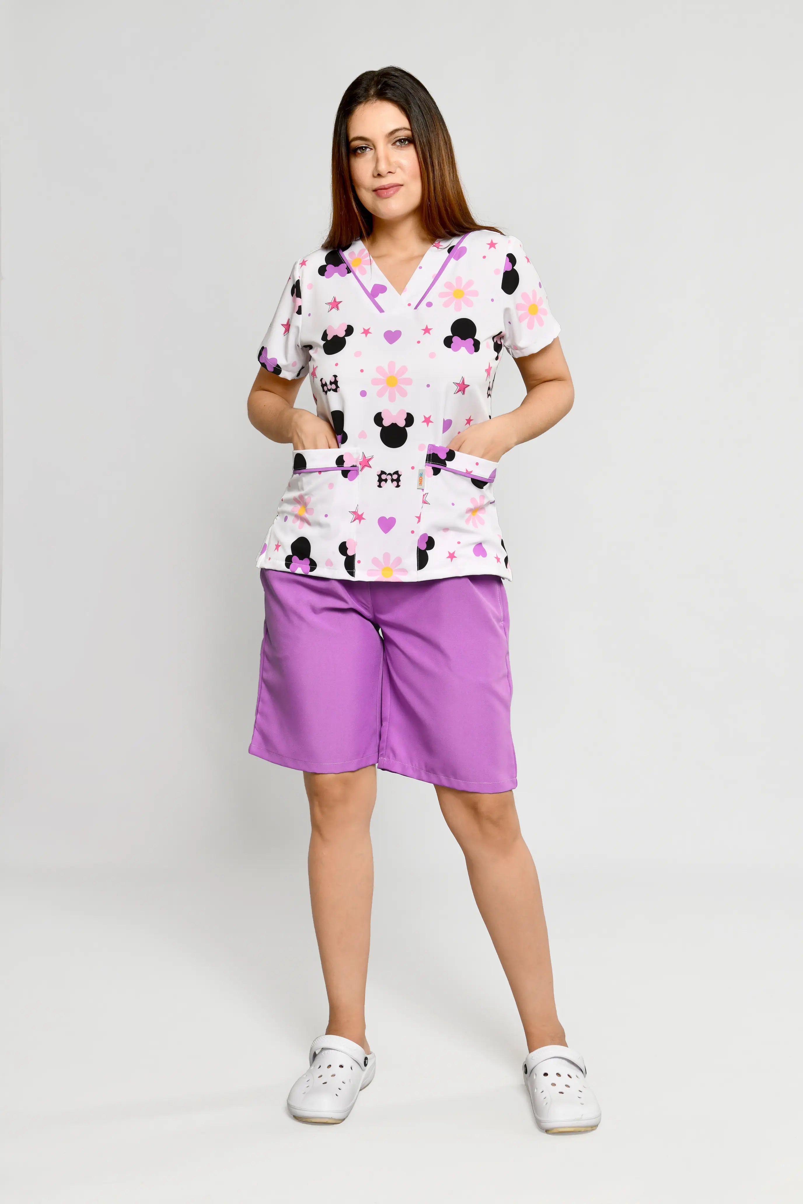 Uniforme de Niñera Strech Estampado Minnie Conjunto con Bermuda