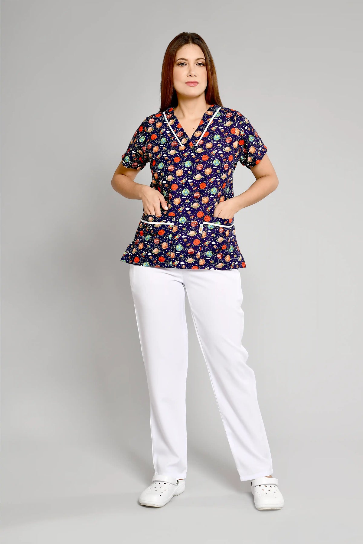 Uniforme de Niñera Rigido Estampado Planetas Conjunto con Pantalon - Vista 3