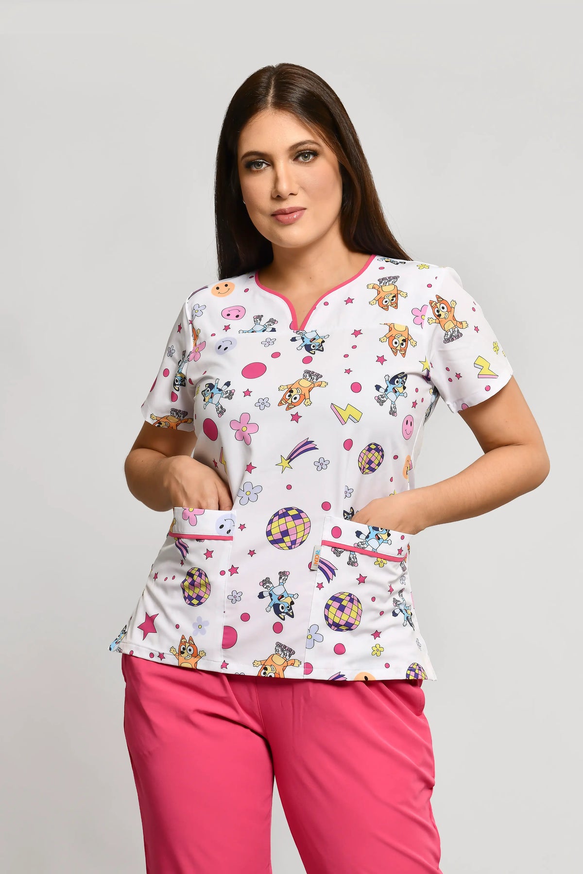 Uniforme de Niñera Stretch Estampado Bluey Conjunto con Pantalon - Vista 2