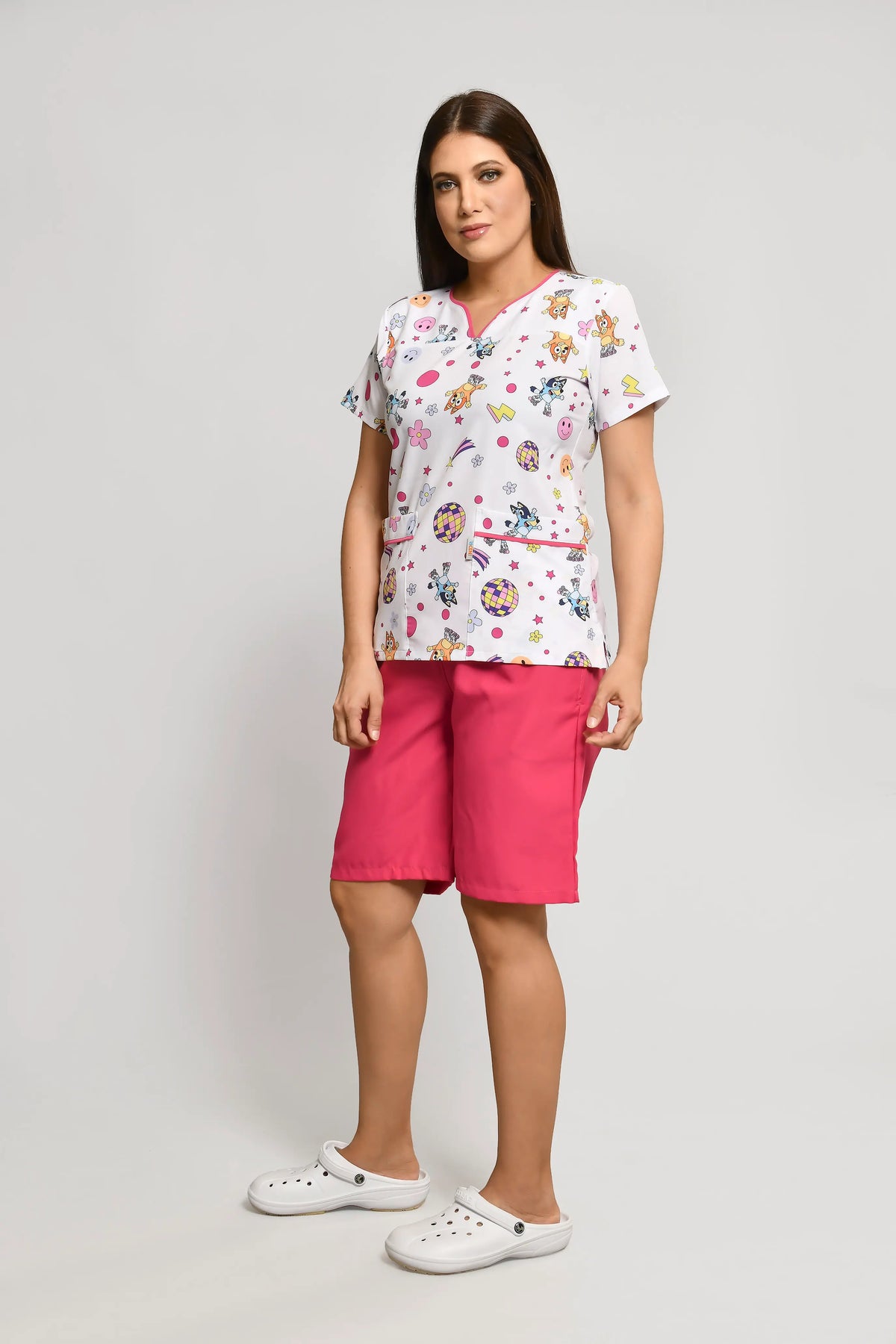 Uniforme de Niñera Stretch Estampado Bluey Conjunto con Bermuda - Vista 4