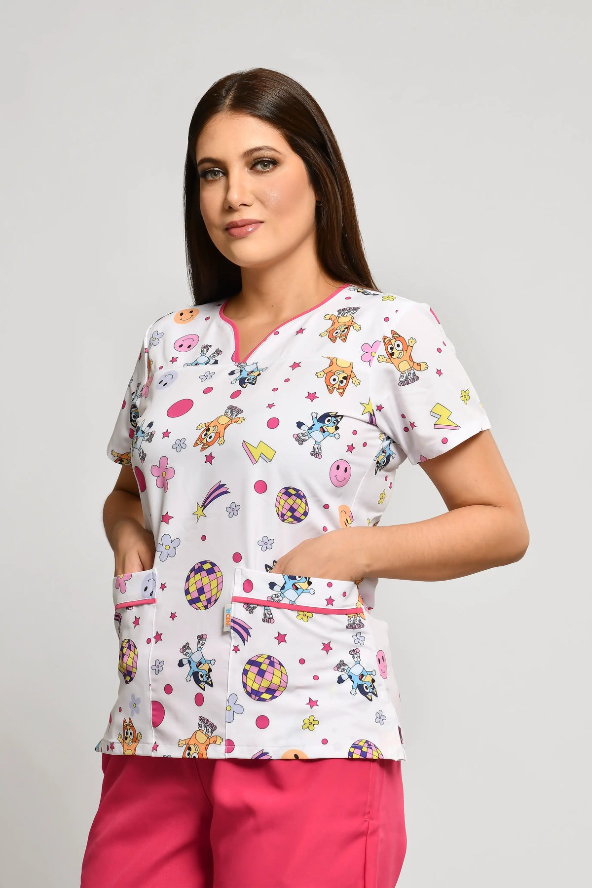 Uniforme de Niñera Stretch Estampado Bluey Conjunto con Bermuda - Vista 2