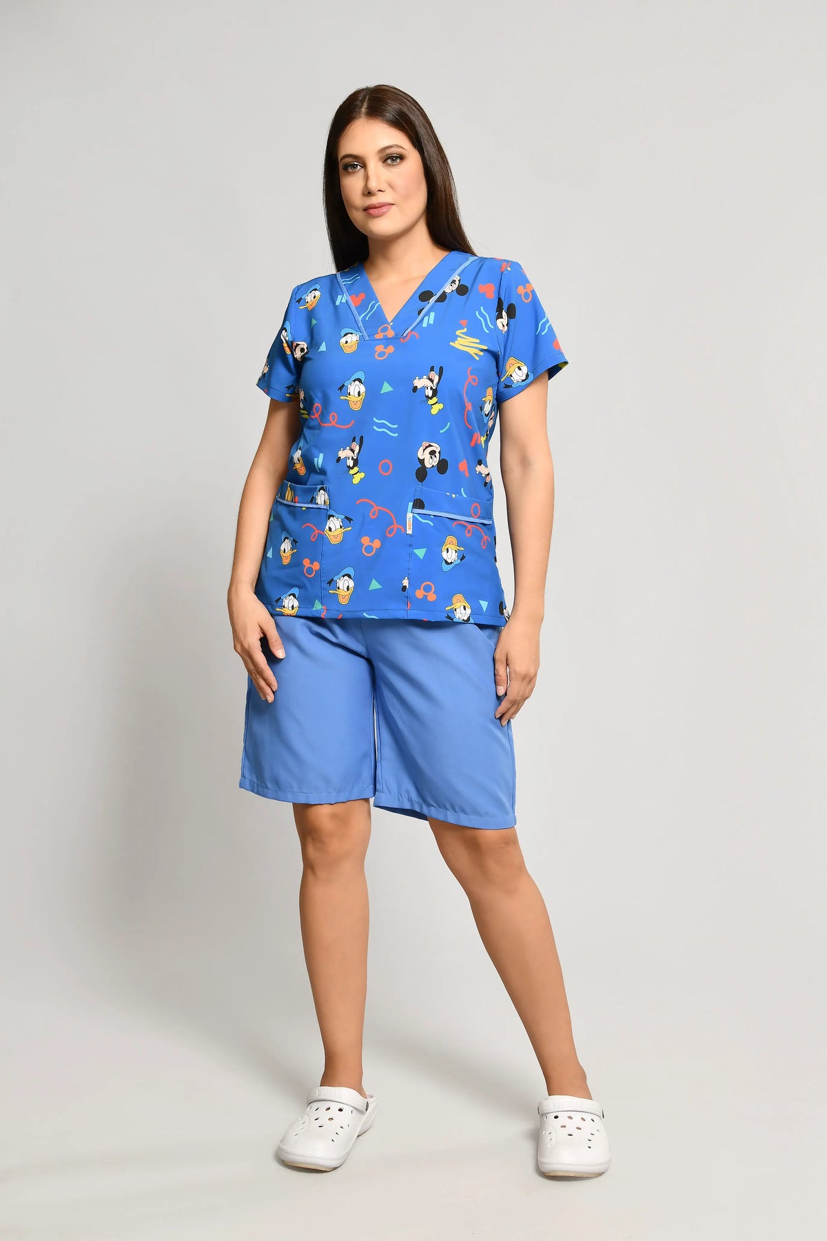 Uniforme de Niñera Stretch Estampado Diseny Conjunto con Bermuda - Vista 3