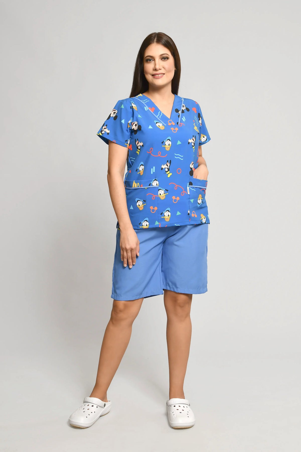 Uniforme de Niñera Stretch Estampado Diseny Conjunto con Bermuda - Vista 1