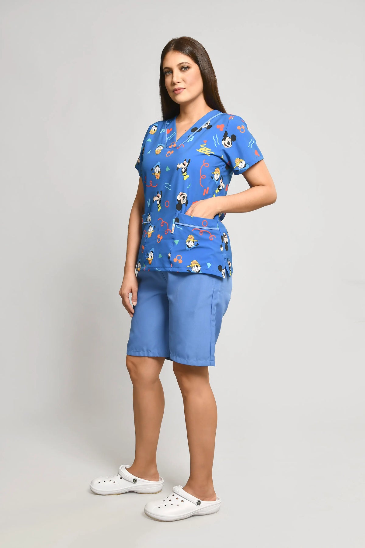 Uniforme de Niñera Stretch Estampado Diseny Conjunto con Bermuda - Vista 4